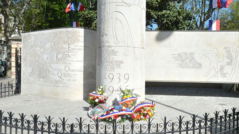 Commémoration devant le monument aux morts, place de la République
