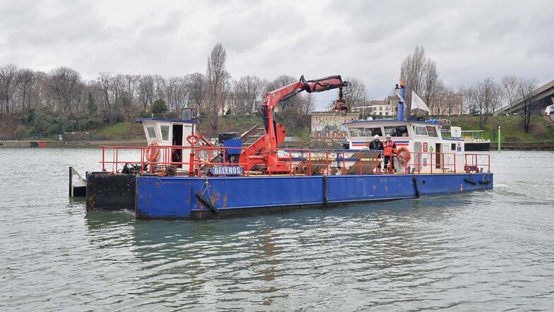 Bateaux nettoyeurs berges de Seine Clichy
