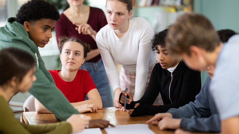 jeunes qui réfléchissent ensemble à un projet