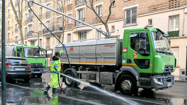 Agent de propreté passant un pistolet à eau avenue Anatole France